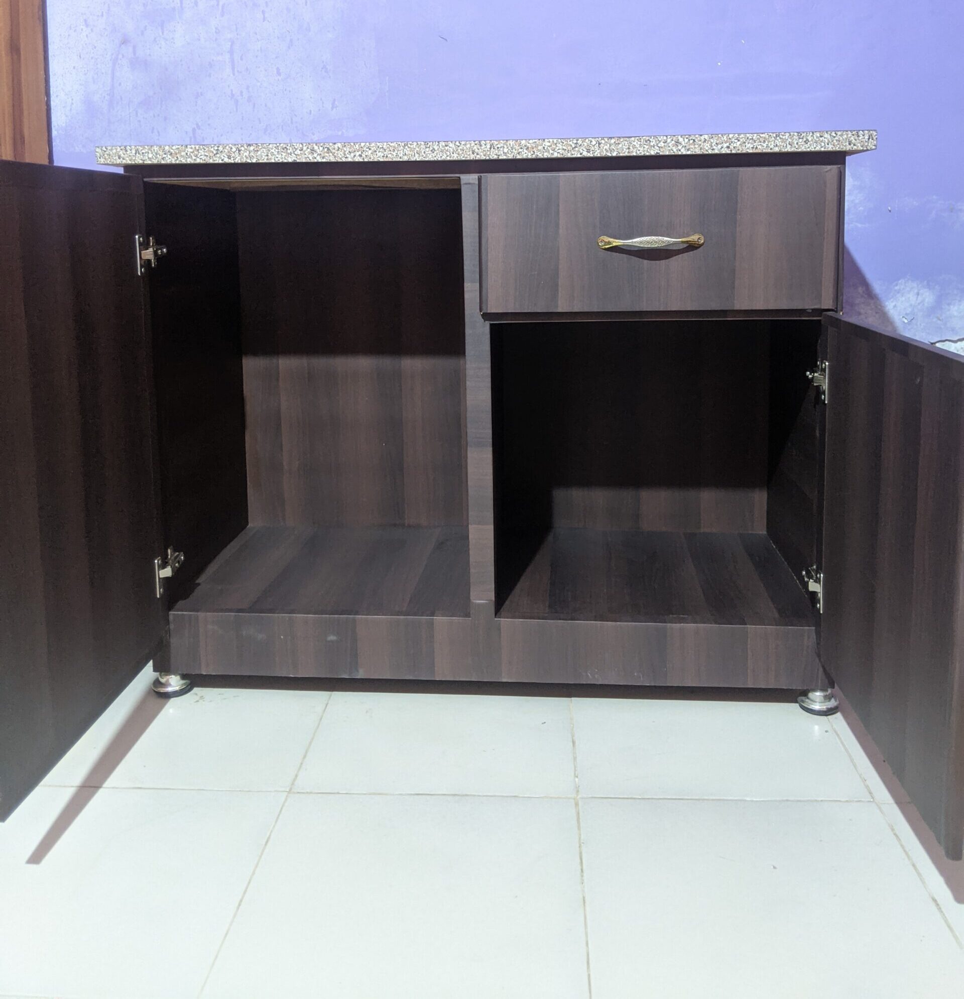 Kitchen Cupboard With Double Doors and One Drawer